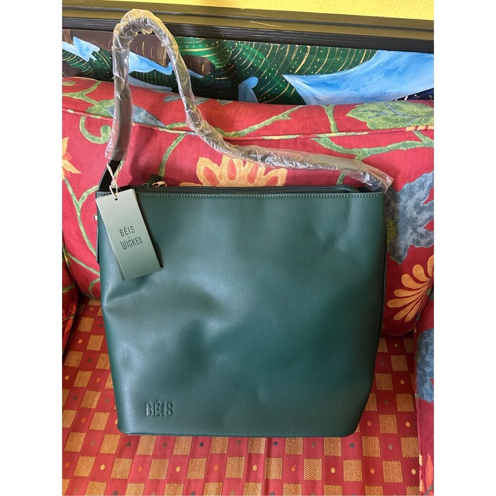 NWT BEIS Wicked Tote in Wicked Green